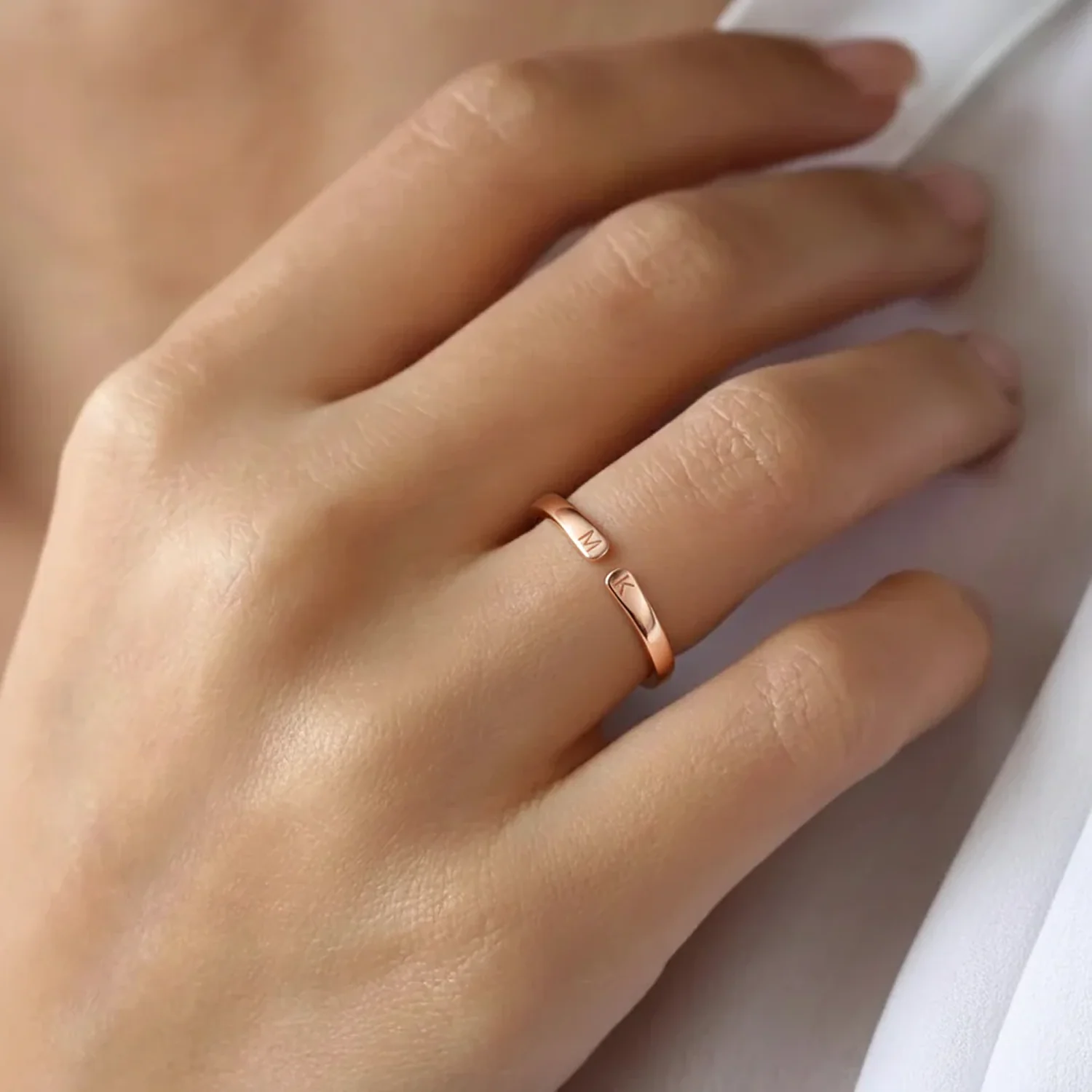 Anillo Ajustable con Inicial Whisper - Image 7
